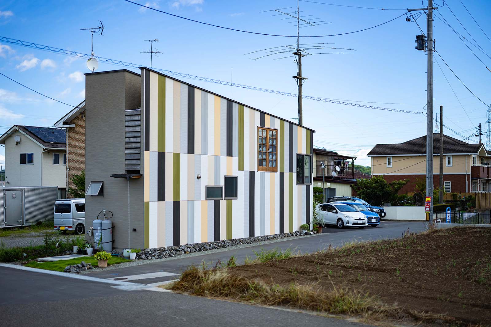 建物の間口は1間半。敷地の長辺は33ｍあり、車2台分の駐車スペースも確保