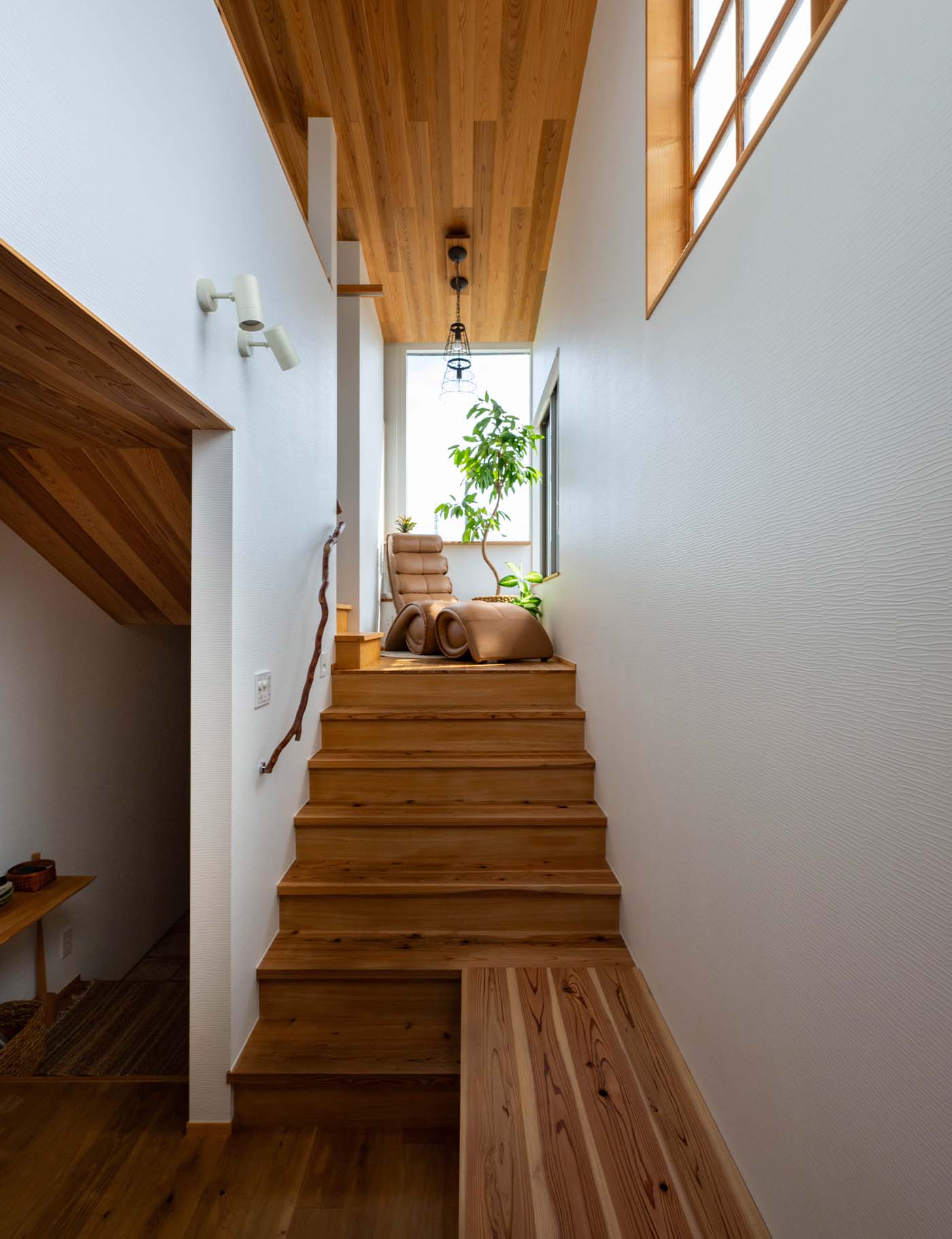 1階と2階はスキップフロアで緩やかにつながる。大人数が集まるときには、階段をベンチのように使える