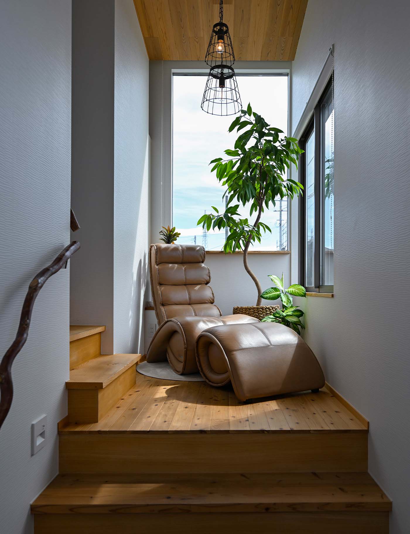 中二階に設けた東面と南面の大開口からの採光で、屋内の明るさを確保。プラン作成時に花火大会のことを知り、東側の大窓を提案した