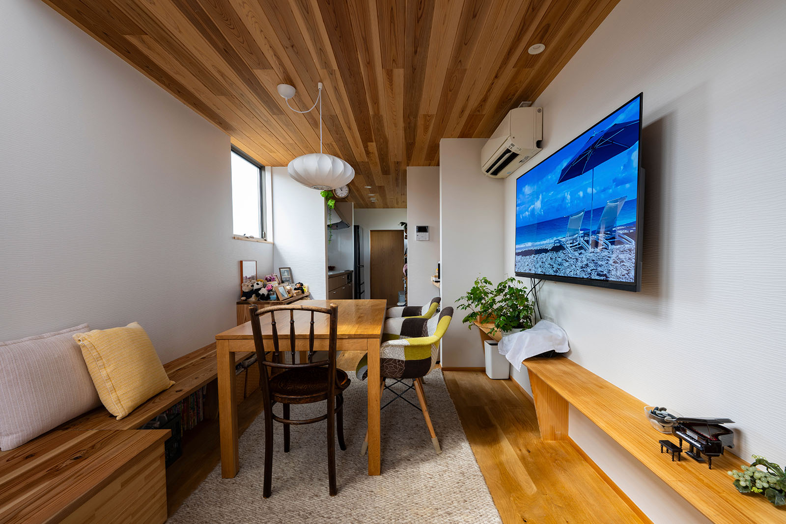 ダイニングとキッチンは袖壁で緩やかにゾーニングして、空間がすっきりと見えるように工夫。キッチンの奥にはパントリーを配した