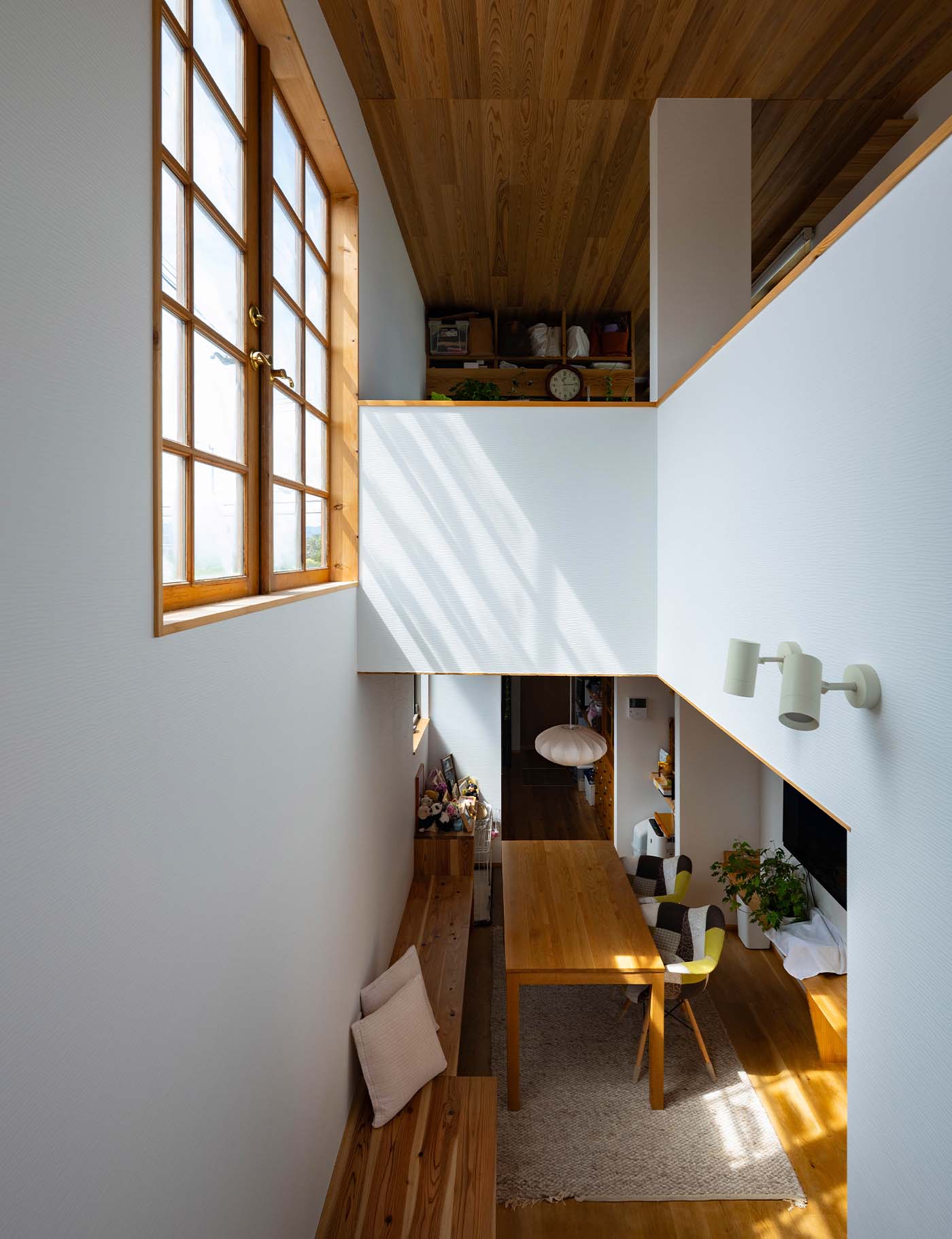 南面のハイサイドライトは、アンティークの窓。古いガラス特有のゆらぎが、表情豊かな陰影を生んでいる