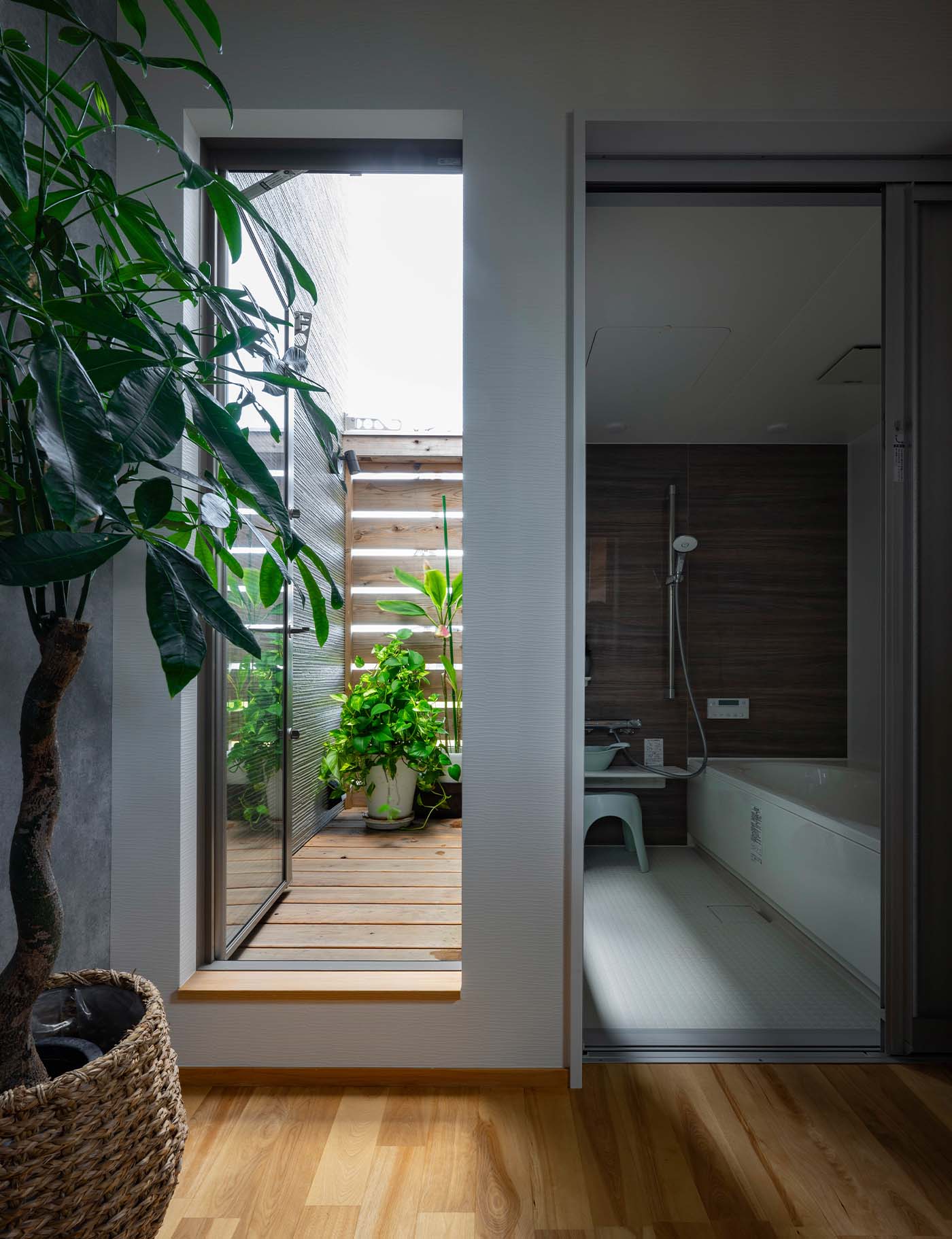 スペースの兼ね合いなどの理由で実現できなかった露天風呂の代わりに、浴室のすぐ外に小さなバルコニーを設けた