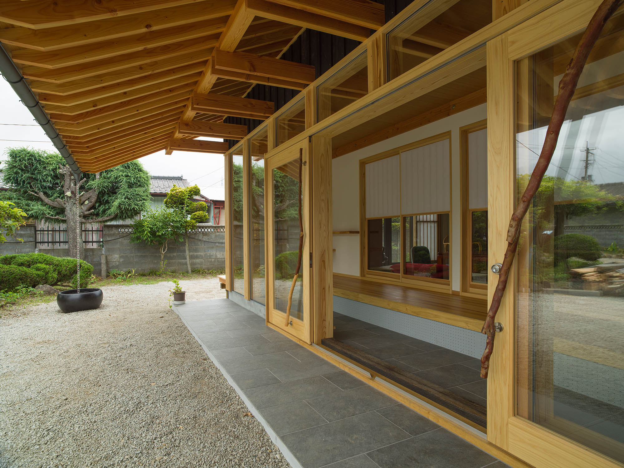 低く深い軒のある玄関部分は、農作業の一休みや近所の人との会話の場となる。